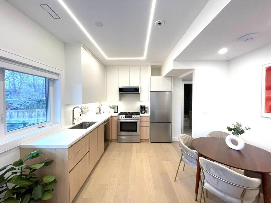 Modern Apartment Close To The Beach With Parking Toronto Esterno foto