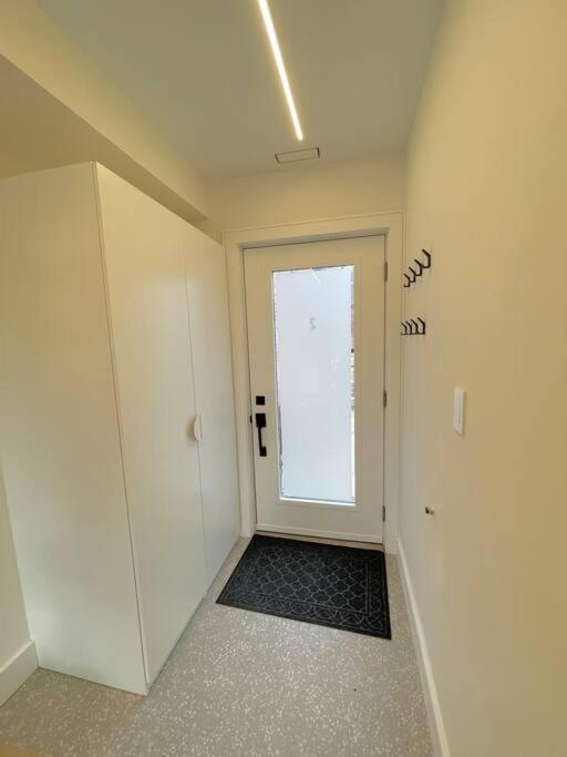 Modern Apartment Close To The Beach With Parking Toronto Esterno foto