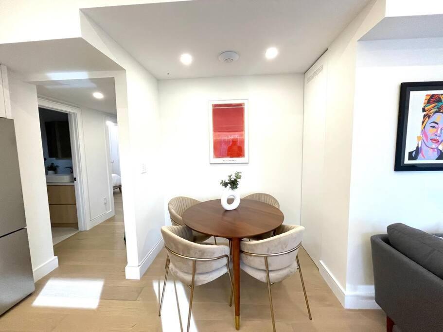 Modern Apartment Close To The Beach With Parking Toronto Esterno foto