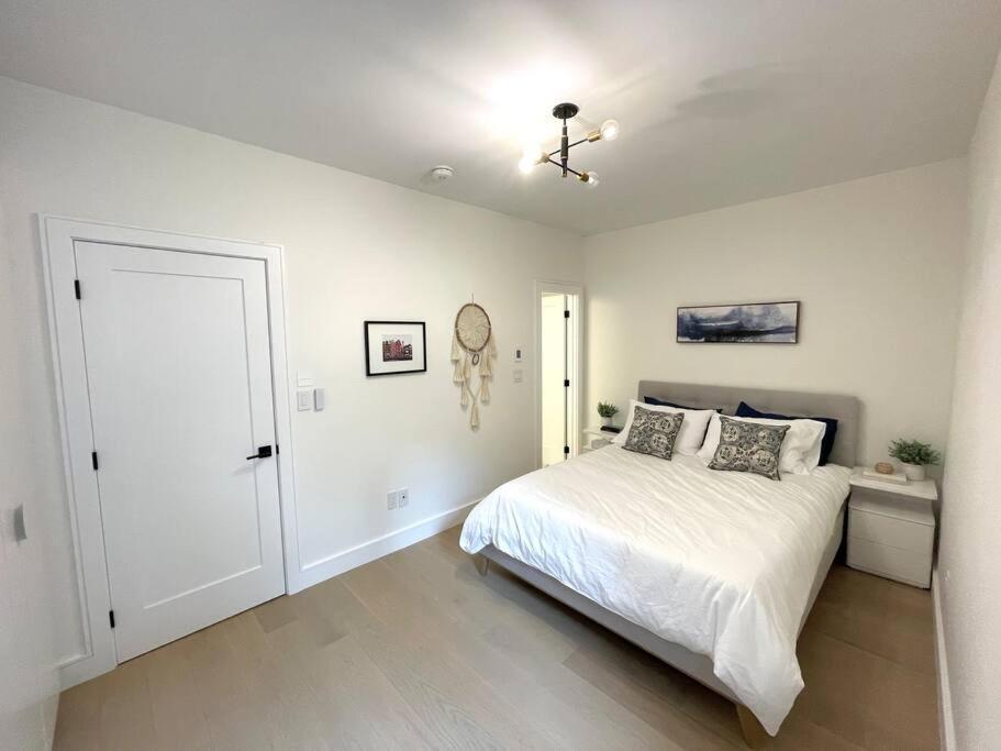 Modern Apartment Close To The Beach With Parking Toronto Esterno foto