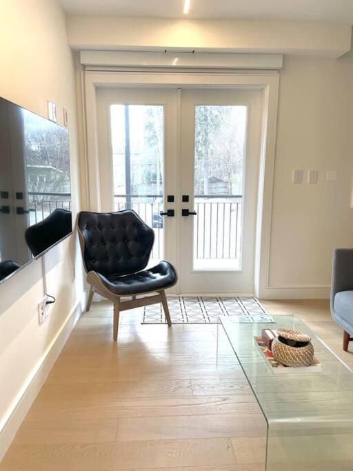 Modern Apartment Close To The Beach With Parking Toronto Esterno foto