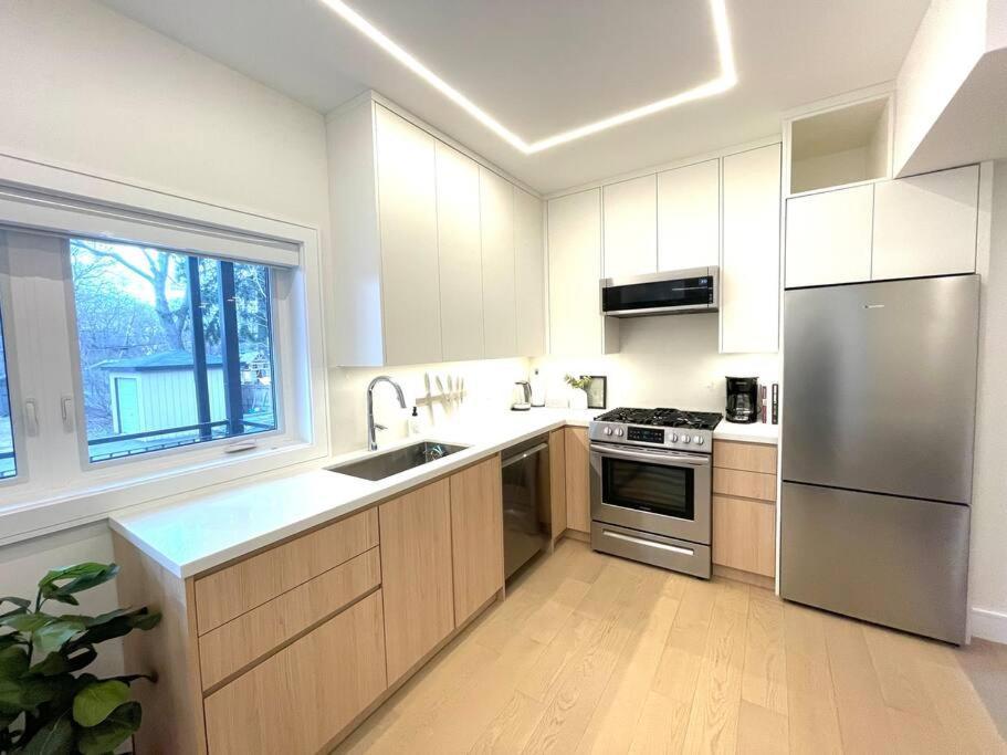 Modern Apartment Close To The Beach With Parking Toronto Esterno foto