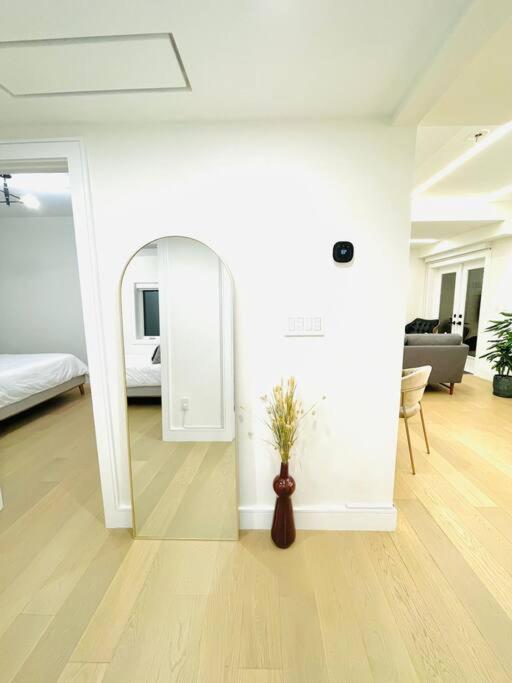 Modern Apartment Close To The Beach With Parking Toronto Esterno foto